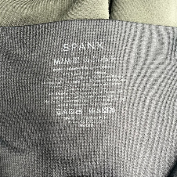 Spanx Look At Me Now Bike Short Black Camo Medium LIKE NEW! - Picture 9 of 9